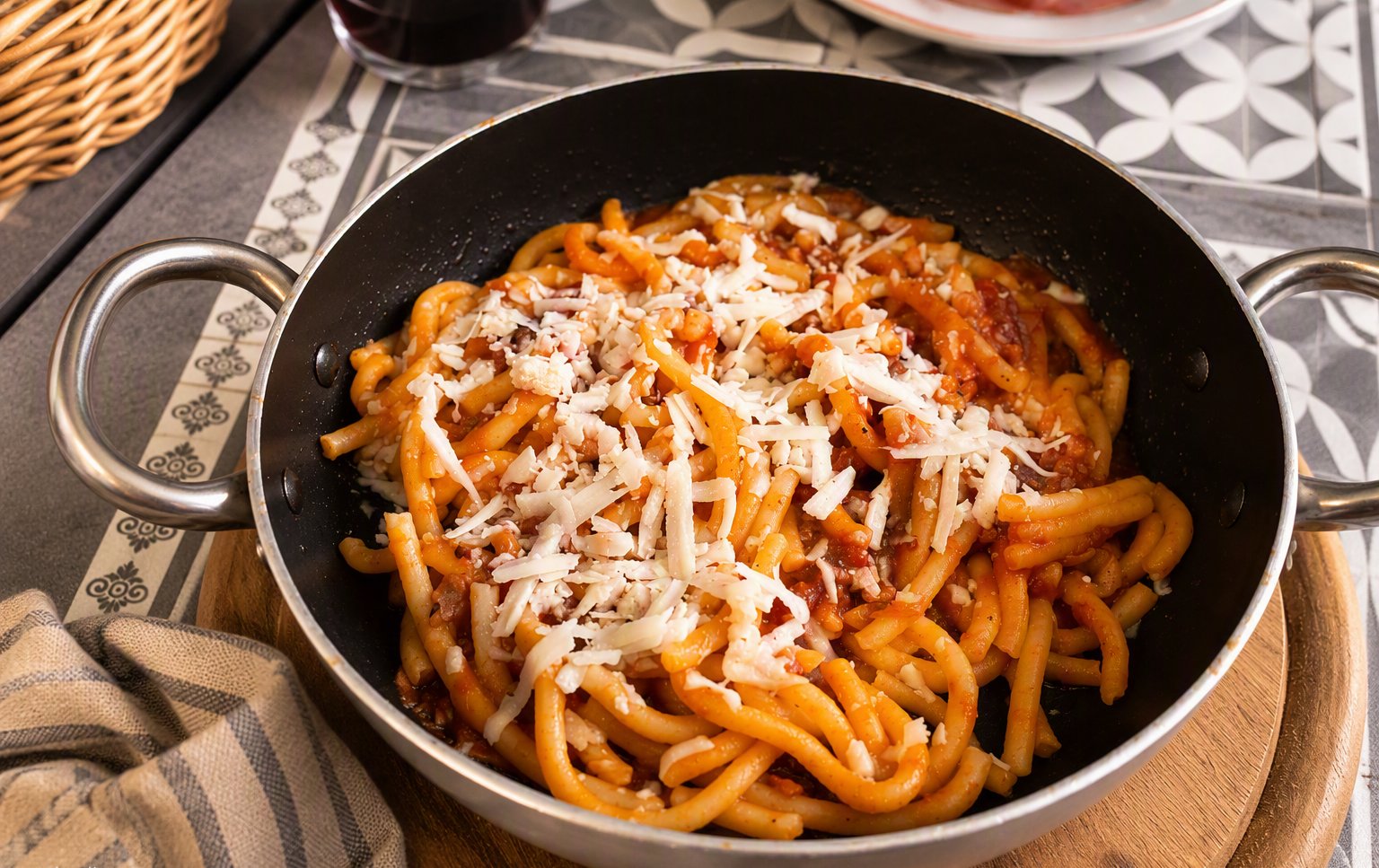 Pici al guanciale, cipolla, pomodoro e pecorino